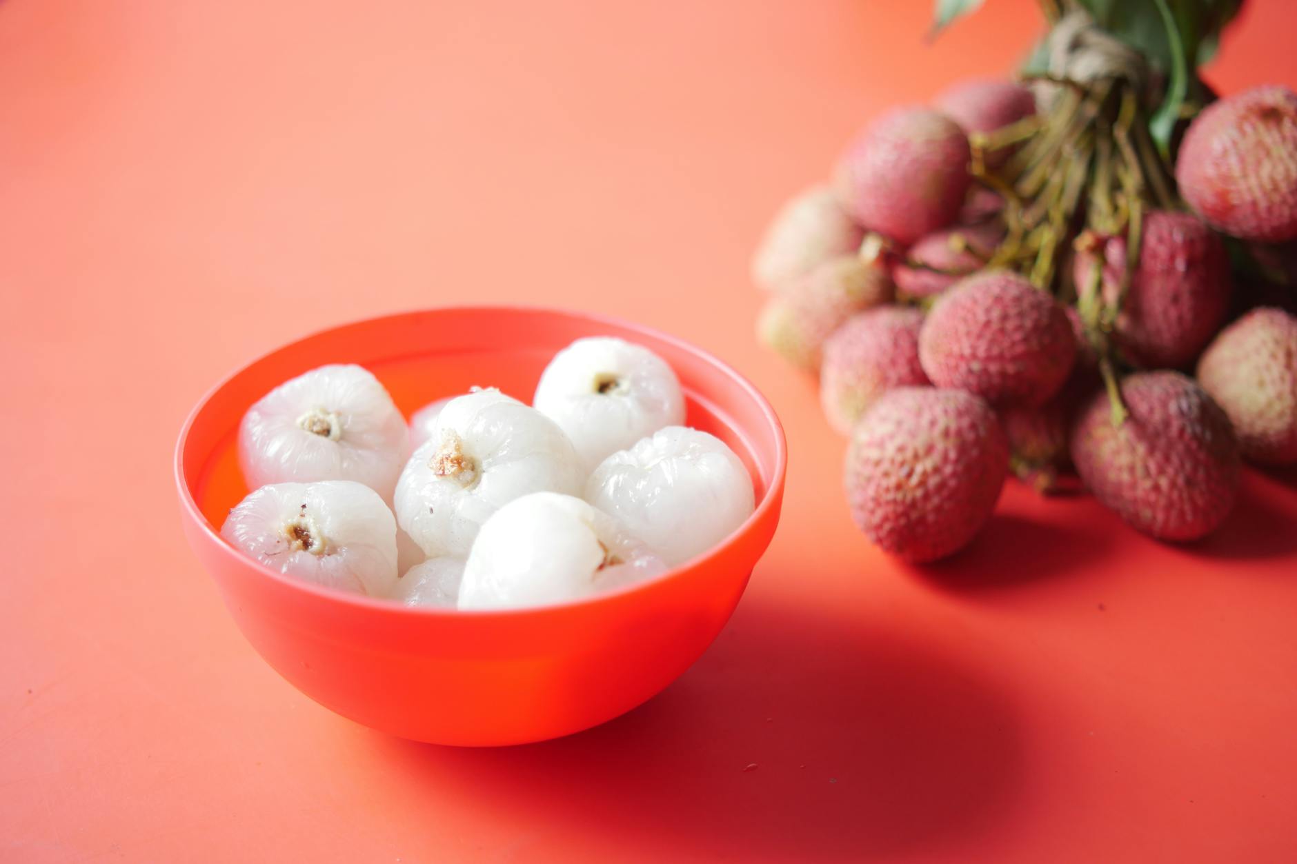 peeled llychees in a bowl